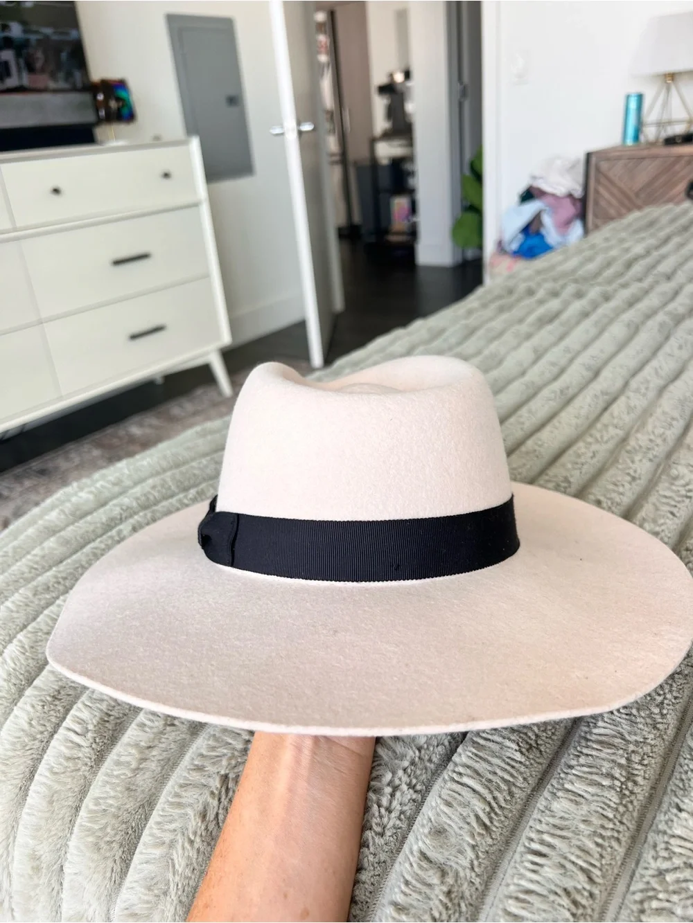 Alxiliary Women's 100% Wool Round Hat Cream Size XS/S